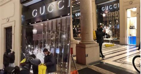 vetrina gucci saccheggiata|La boutique di Gucci saccheggiata a Torino .